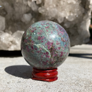 Kyanit/Fuchsit med Rubin kugle