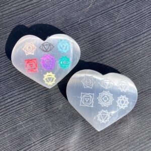 Selenit Hjerte med Chakra Symboler