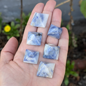 blå kvarts pyramider