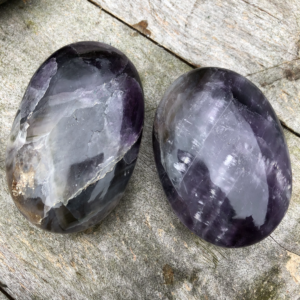 bånd ametyst hånd sten