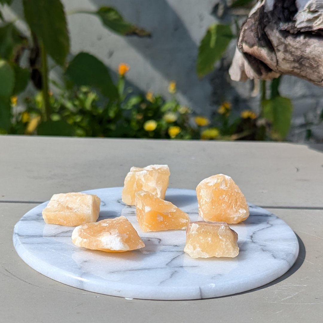 rå gul calcit lommesten