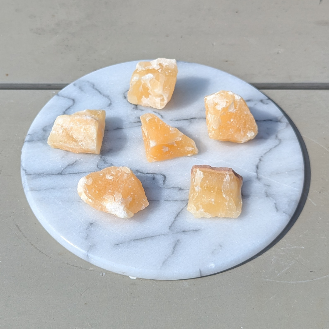 rå gul calcit lommesten