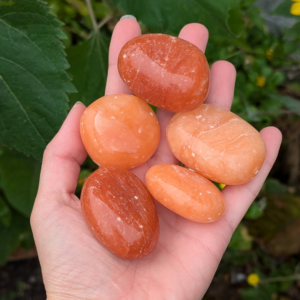 orange calcit hånd sten