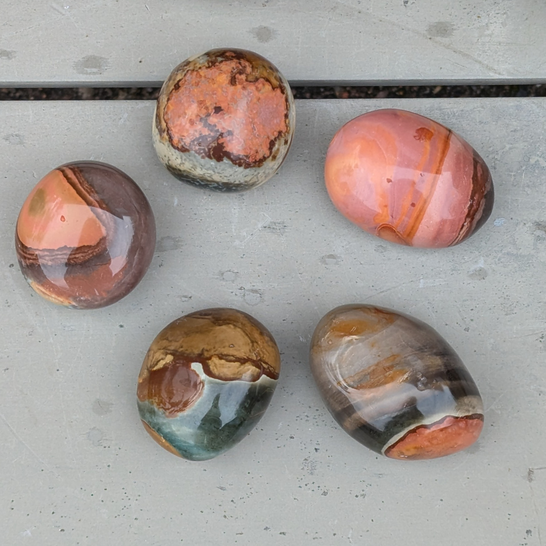 polychrome jaspis hånd sten