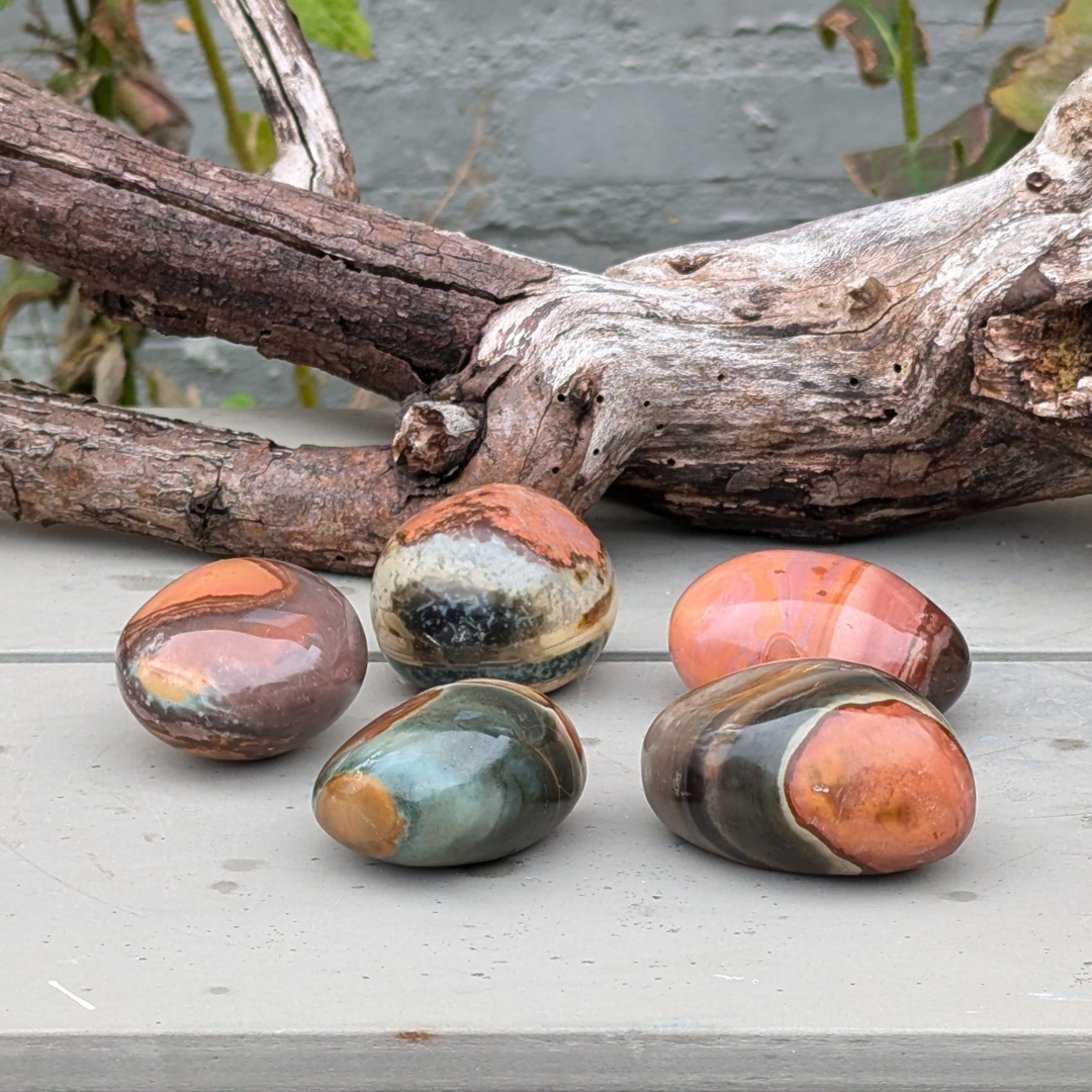 polychrome jaspis hånd sten