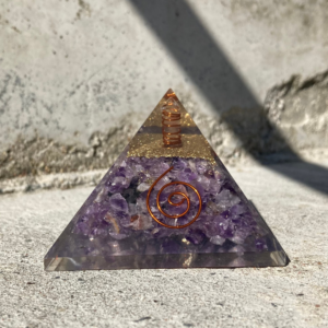 pyramide med ametyst
