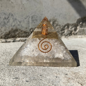 pyramide med bjergkrystal