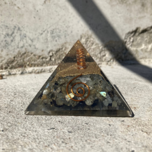 pyramide med labradorit