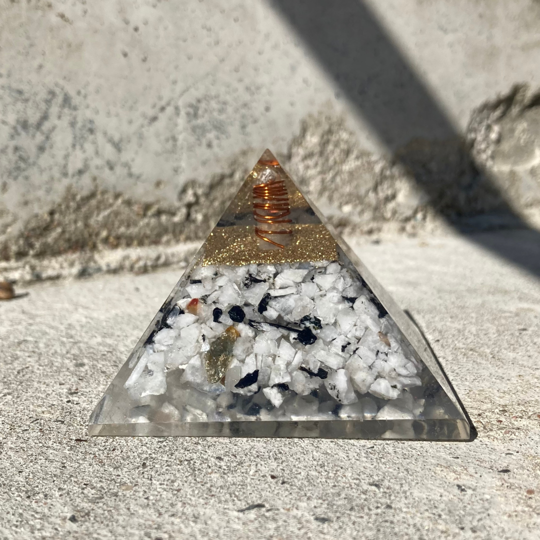 pyramide med månesten