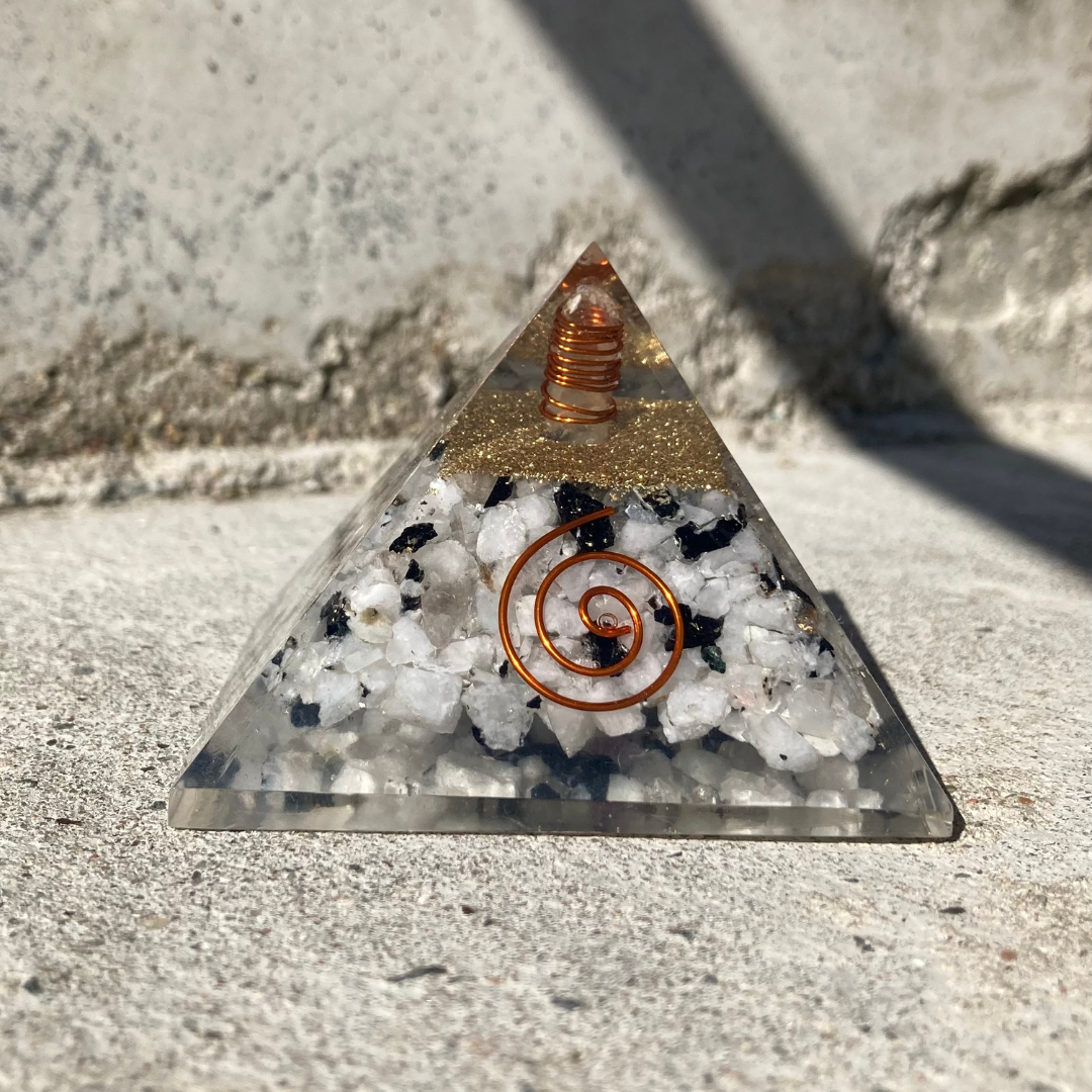 pyramide med månesten