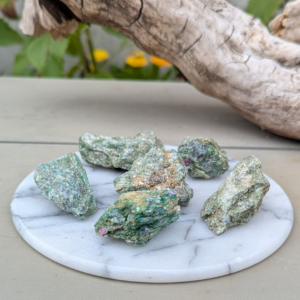 rå fuchsit med rubin