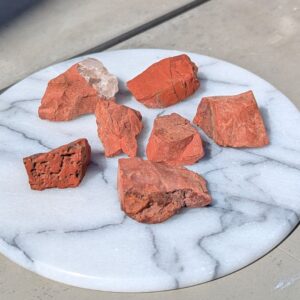 rå rød jaspis lommesten