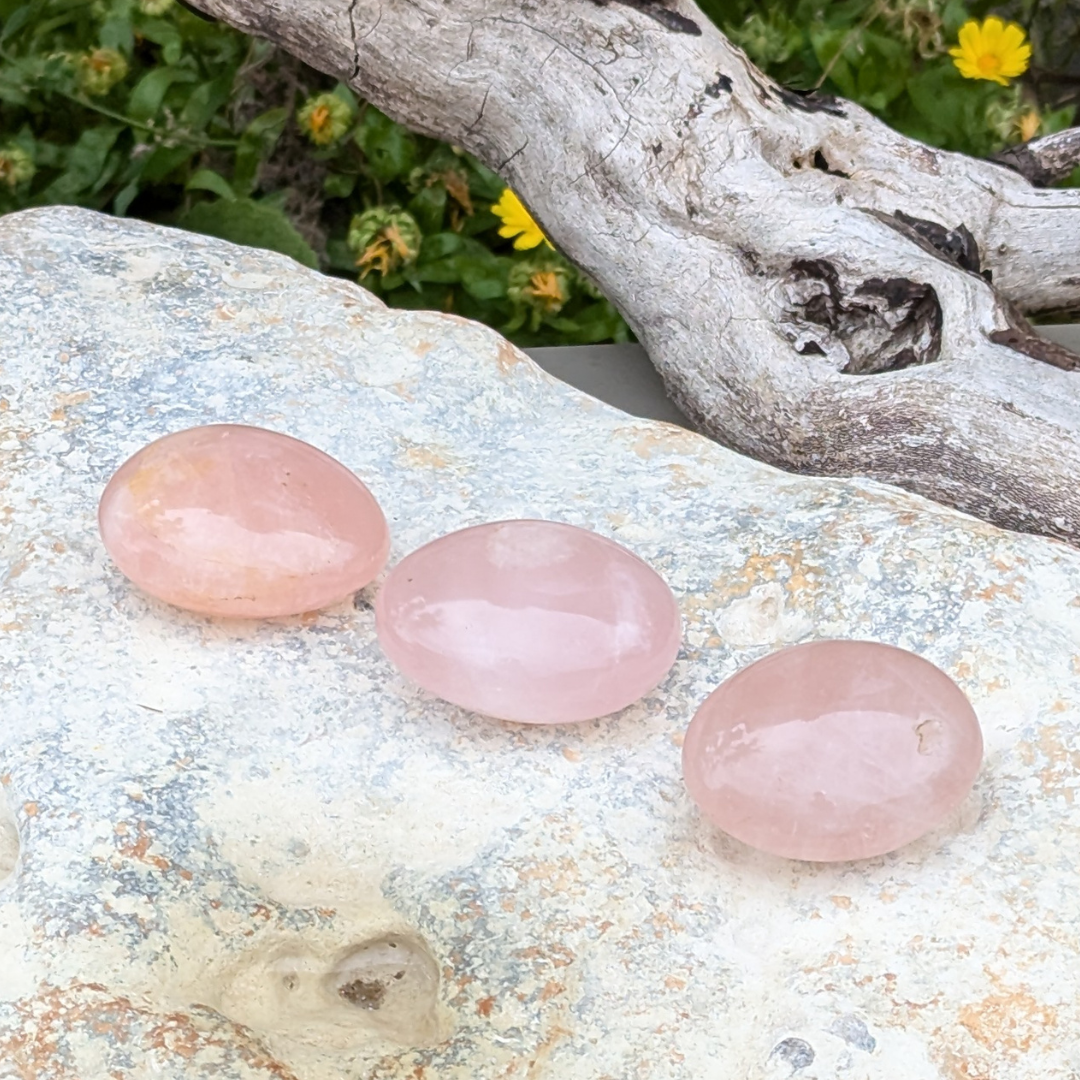 rosakvarts hånd sten