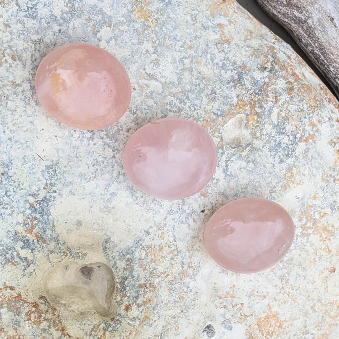 rosakvarts hånd sten