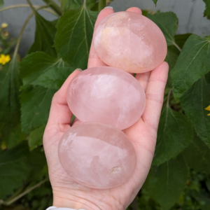 rosakvarts hånd sten