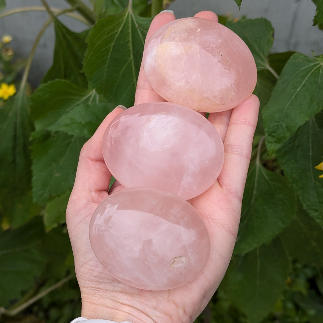 rosakvarts hånd sten