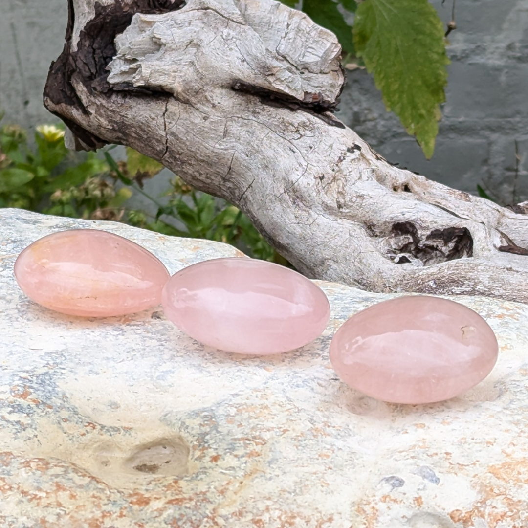 rosakvarts hånd sten