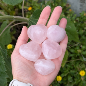 små rosakvarts hjerter