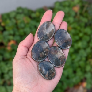 Sten og krystal granat i matrix nussesten