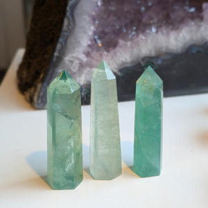 Sten og krystal grøn fluorit tårne