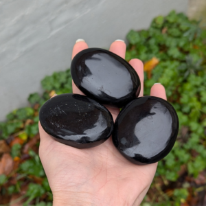 sort obsidian palmstones Sten og krystal