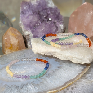 armbånd i farverige perler