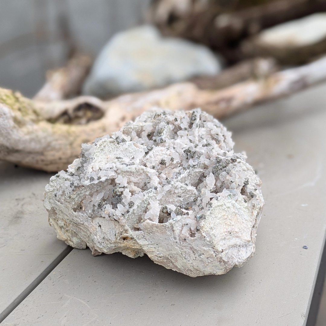 calcit med bjergkrystal og pyrit