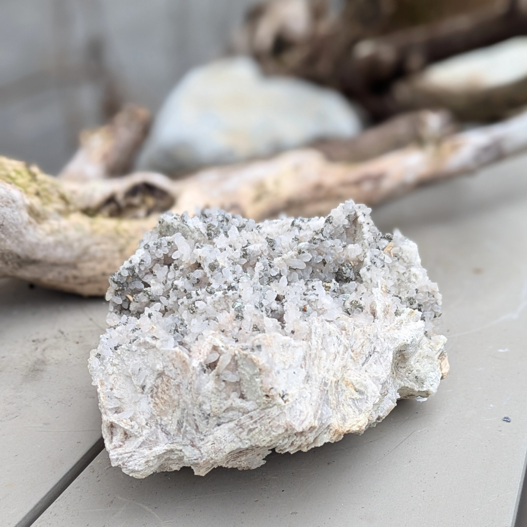 calcit med bjergkrystal og pyrit