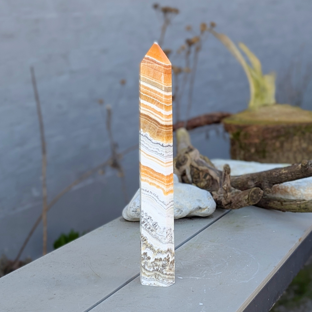 tårn med gul og hvid calcit med dendrit