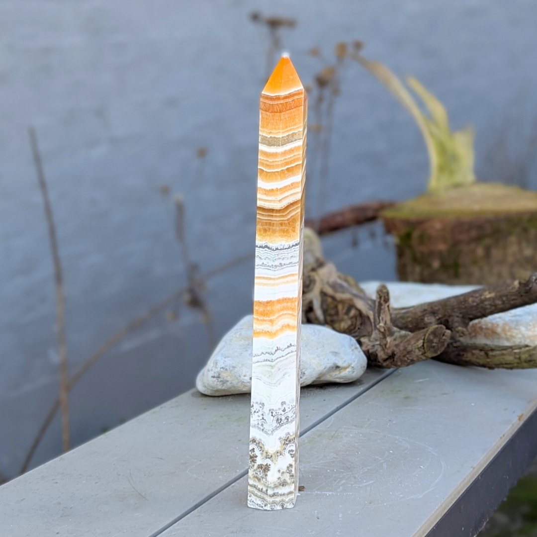 tårn med gul og hvid calcit med dendrit