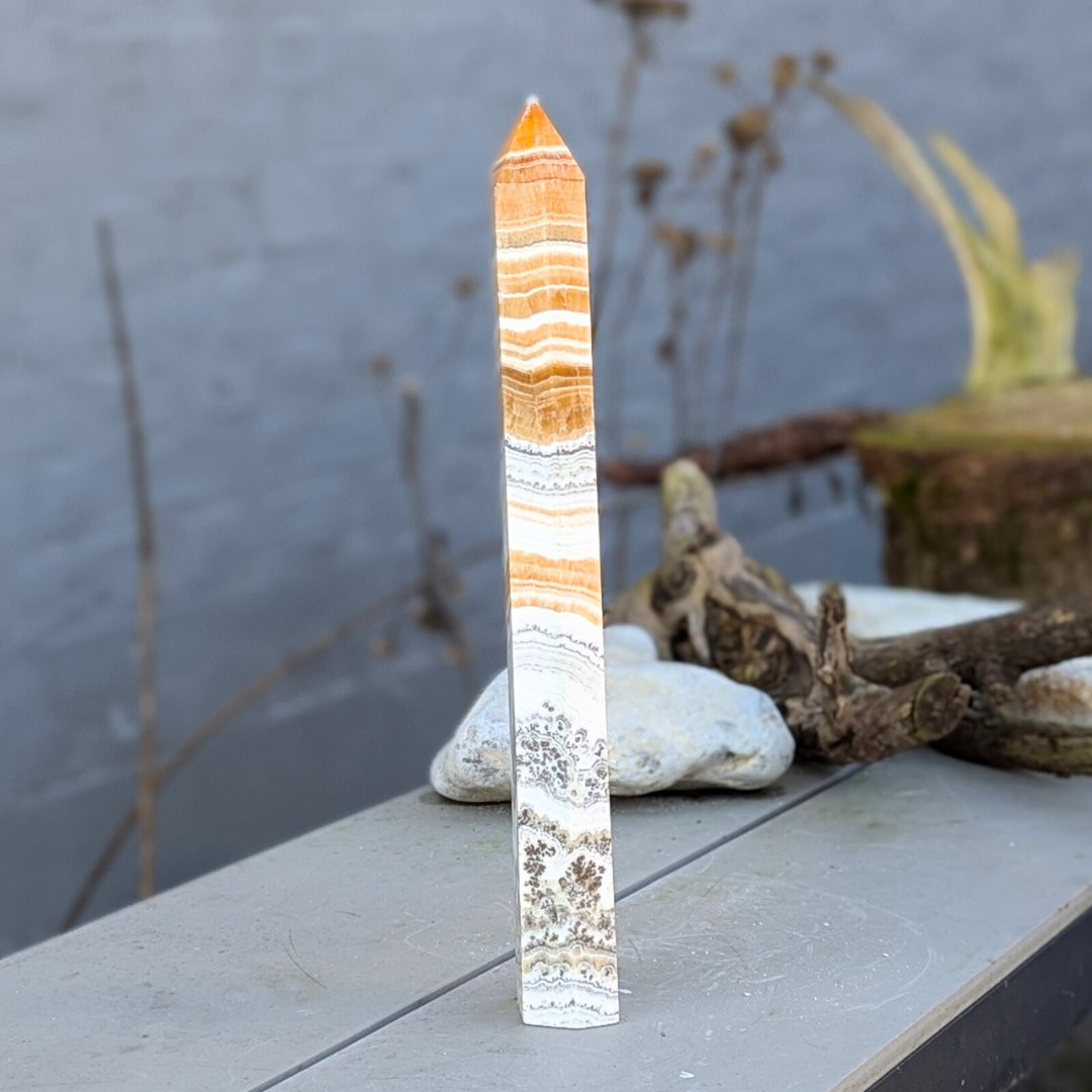 tårn med gul og hvid calcit med dendrit