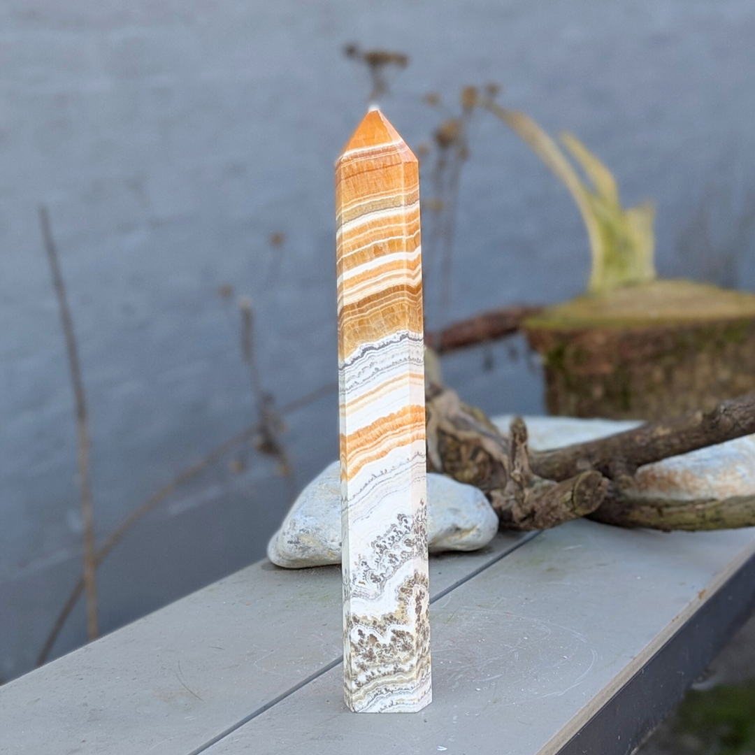 tårn med gul og hvid calcit med dendrit